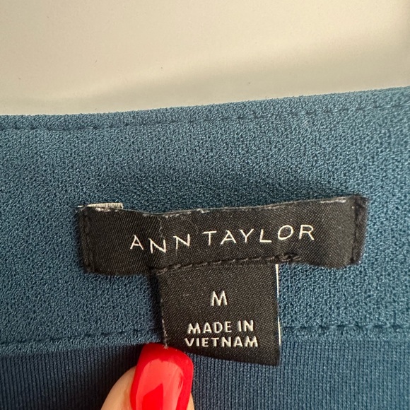Gorgeous teal blouse from Ann Taylor, Size Medium - Picture 2 of 3
